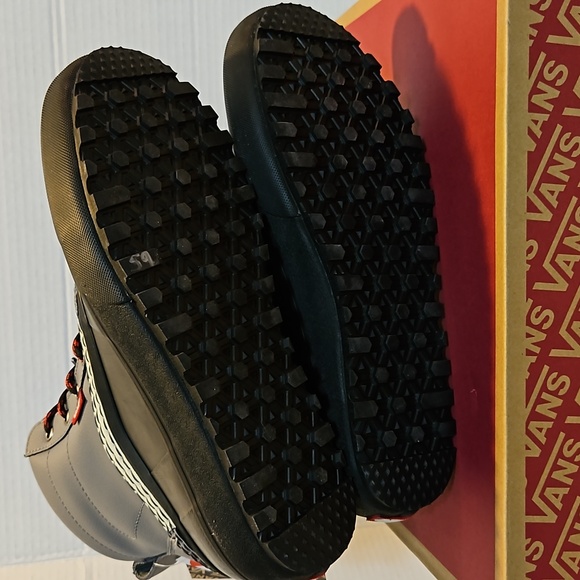 (NWT) MID SNOW MTE VANS BOOTS - Picture 9 of 11